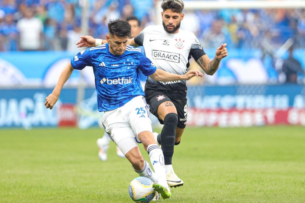 Villalba-Cruzeiro-jogo-alamy2XG8R3P Zagueiro argentino Lucas Villalba em jogo do Cruzeiro no Brasileirão