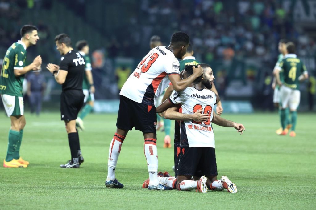 Vitória-comemora-gol-jogo-alamy2XMF7RF Jogadores do Vitória comemoram triunfo sobre o Palmeiras em jogo do Brasileirão