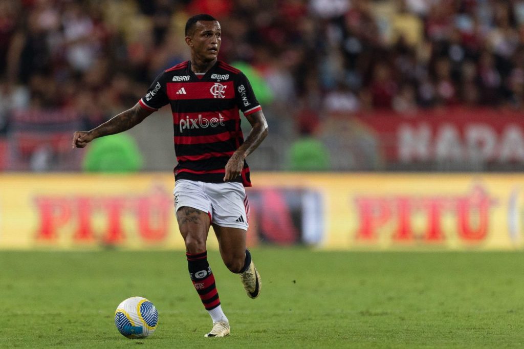 Wesley-Flamengo-jogo-alamy2X4BF8M Lateral-direito Wesley jogando pelo Flamengo no Maracanã