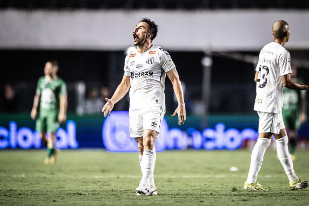 Willian-Bigode-Santos-gol-comemoração-alamy2XF7PTG Atacante Willian Bigode comemora gol do Santos nos acréscimos da partida contra a Chapecoense na Vila Belmiro