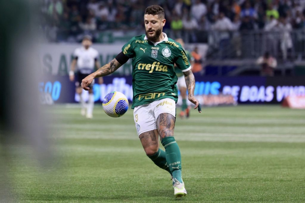 Zé-Rafael-Palmeiras-jogo-alamy2XF7M2X Volante Zé Rafael em jogo do Palmeiras