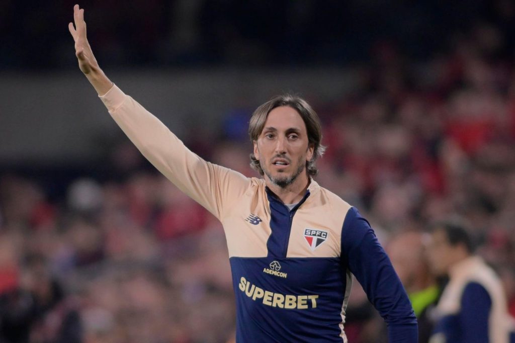 Zubeldia-São-Paulo-treinador-jogo-alamy2XFHTDG Técnico Luis Zubeldía no comando do São Paulo no Brasileirão