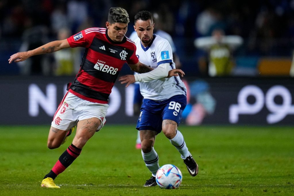 Michael-Al-Hilal-Ayrton-Lucas-Flamengo-Jogo-2N39P05 Michael, do Al-Hilal, disputando a bola com Ayrton Lucas, do Flamengo emum jogo do Mundial de Clubes de 2023.