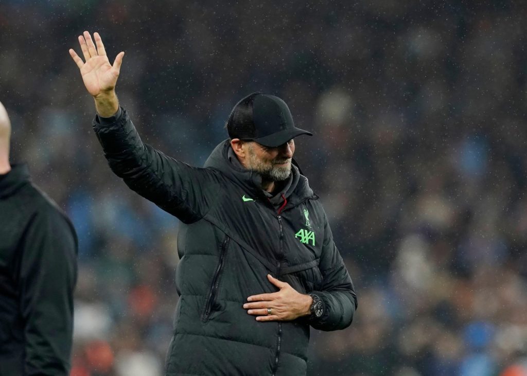 Jürgen-Klopp-Jogo-2X69FHR Jürgen Klopp, técnico de futebol, fazendo sinais para torcedores do Liverpool.