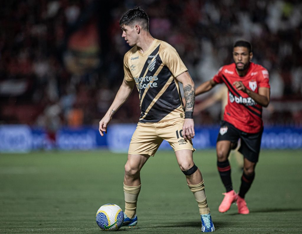 Zapelli-Athletico-Jogo-2XG9WW3 Zapelli, do Athletico, com a bola dominada em um dos jogos do time na temporada de 2024.