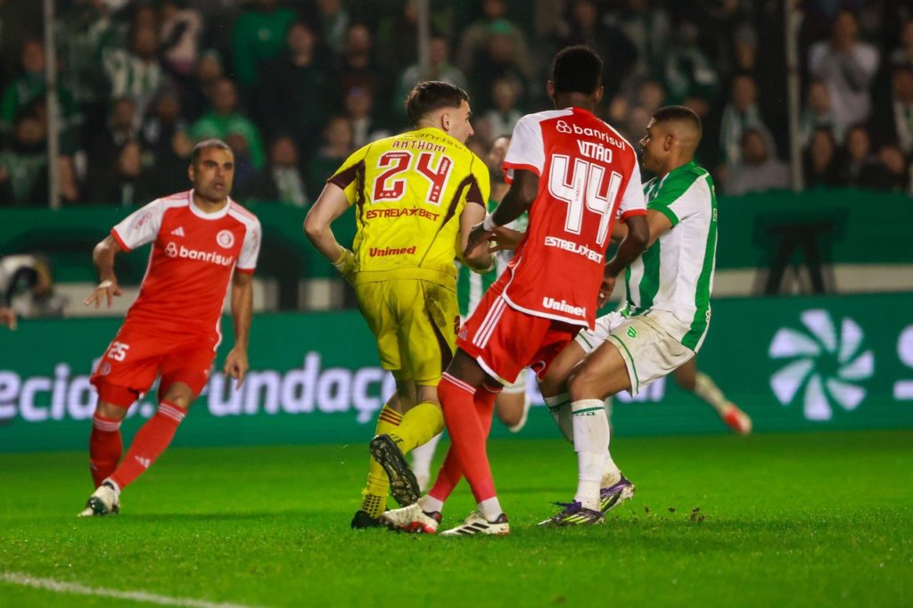 Anthoni-Internacional-Jogo-2XHDX4E Anthoni, do Internacional, tentando sair jogando em um dos jogos do time na temporada de 2024.