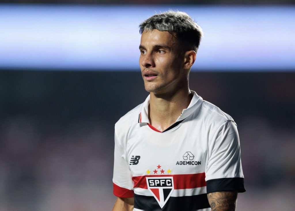 Ferreira-São-Paulo-Jogo-2XJCMFM Ferreira, do São Paulo, caminhando em um dos jogos do time na temporada.