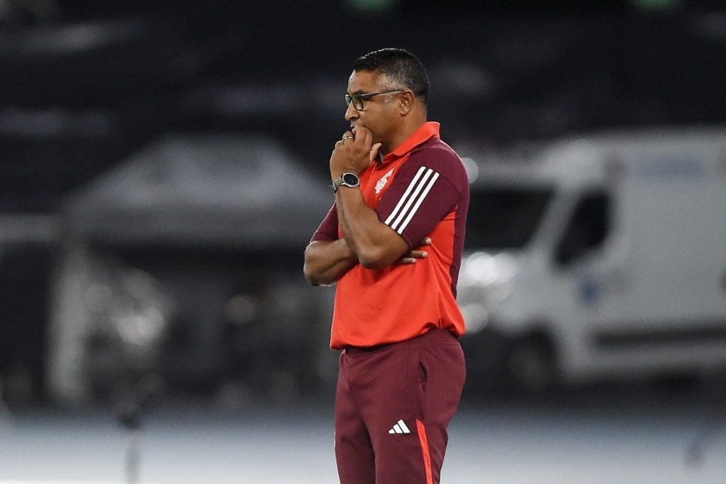 Roger-Machado-Internacional-Jogo-2XK64Y9 Roger Machado, do Internacional, observa o time em um dos jogos da equipe na temporada de 2024.