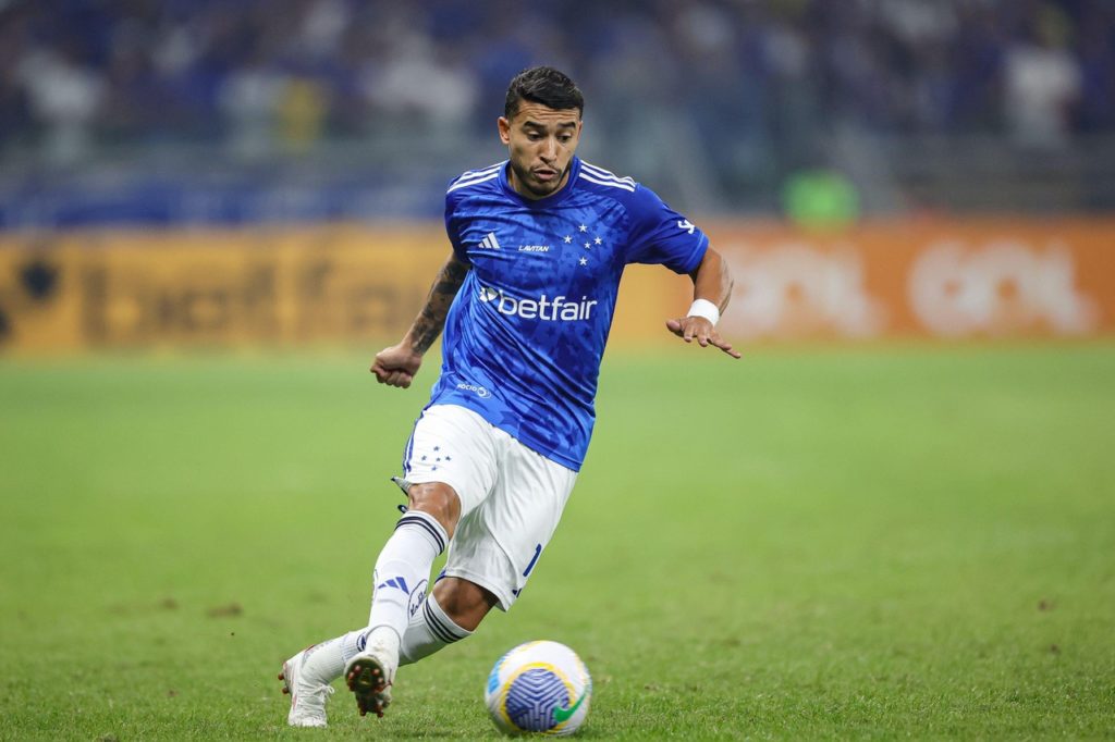 William-Cruzeiro-Jogo-2XKXJTH William, do Cruzeiro, com a bola dominada em um dos confrontos do time na temporada de 2024.