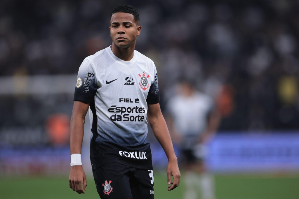 Wesley-Corinthians-Jogo-2XM5M78 Wesley, do Corinthians, observa o campo durante um jogo do time na temporada.