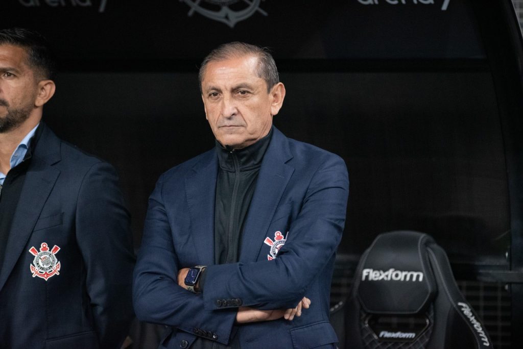 Ramón-Díaz-Corinthians-Jogo-2XNH7H0 Ramón Díaz, do Corinthians, observando o time em um dos jogos da temporada de 2024.