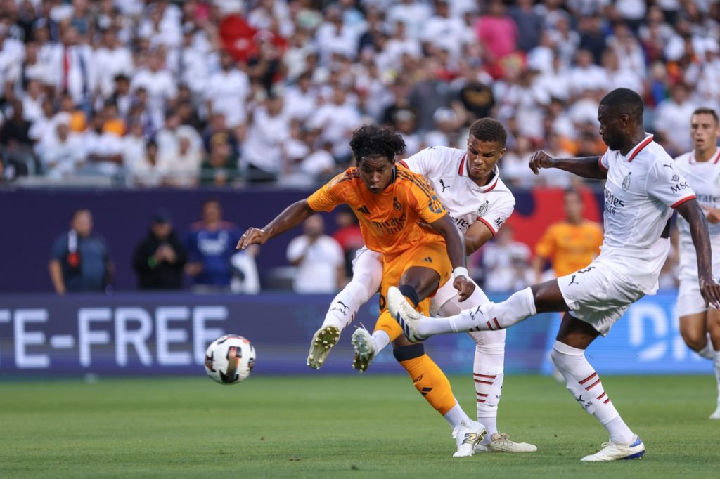 Endrick-Real-Madrid-Jogo-2XNH9CA Endrick, do Real Madrid, disputando a bola com um adversário em um amistoso internacional.