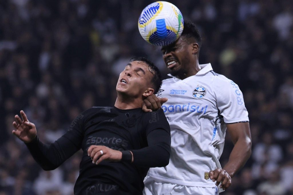 Giovane-Corinthians-Jogo-2XNHAPN Giovane, do Corinthians, disputando a bola com Jemerson, do Grêmio, em uma partida da Copa do Brasil.