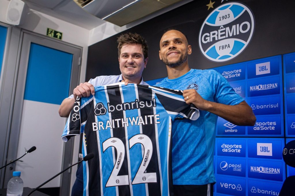 Braithwaite-Grêmio-Entrevista--2XNXMYW Braithwaite, do Grêmio, sendo apresentado pela diretoria gremista.