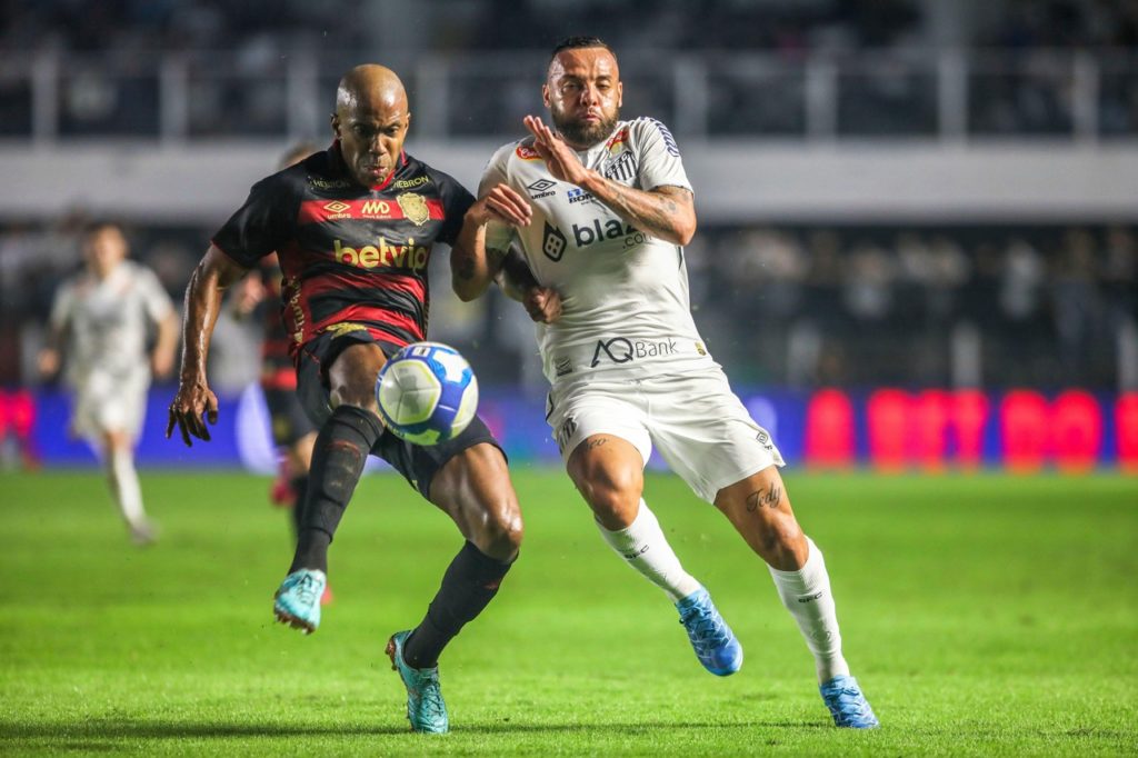 Guilherme-Santos-Jogo-2XP0W84 Guilherme, do Santos, disputando uma bola com um adversário em rodada da Série B de 2024.