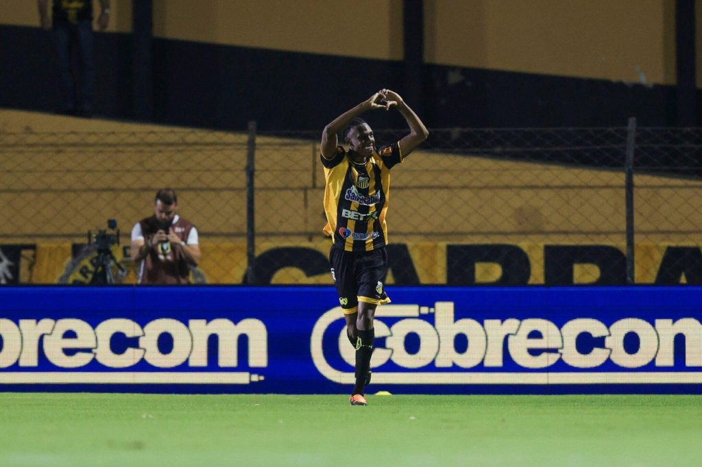 Luisão-Novorizontino-Jogo-2XP9DHA Luisão, do Novorizontino, comemorando um dos gols marcados pelo time na rodada da Série B.