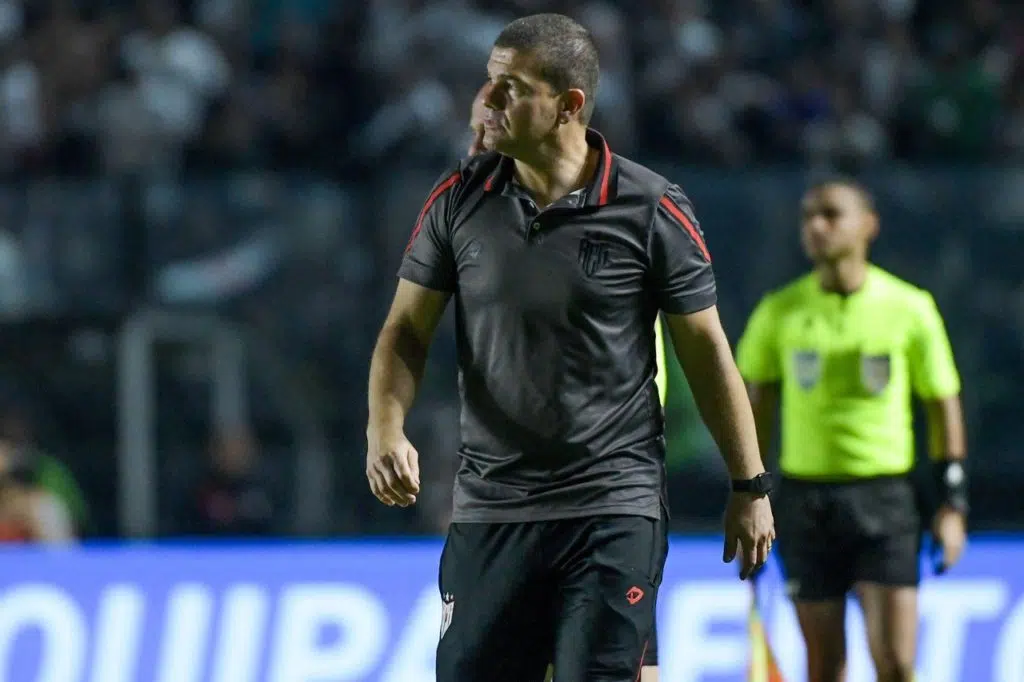 Umberto-Louzer-Atlético-GO-Jogo2XPPR9W Umberto Louzer, do Atlético-GO, observa o time em um dos jogos da temporada de 2024.
