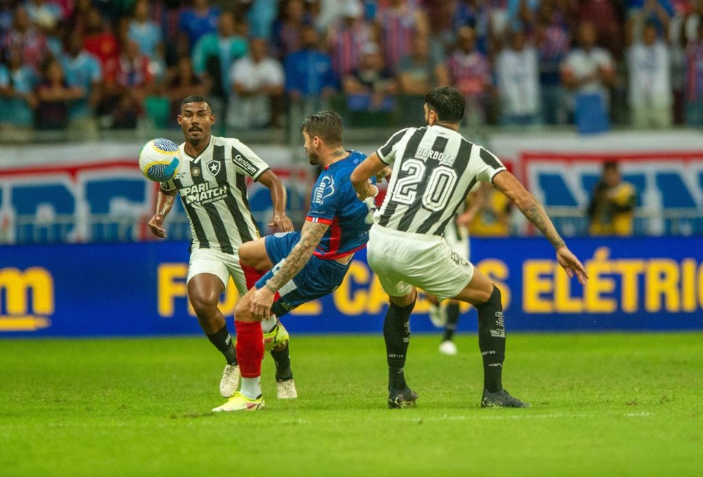 Everaldo-Bahia-Jogo-2XPTW04 Everaldo, do Bahia, disputando a bola com adversários em um jogo da temporada 2024.