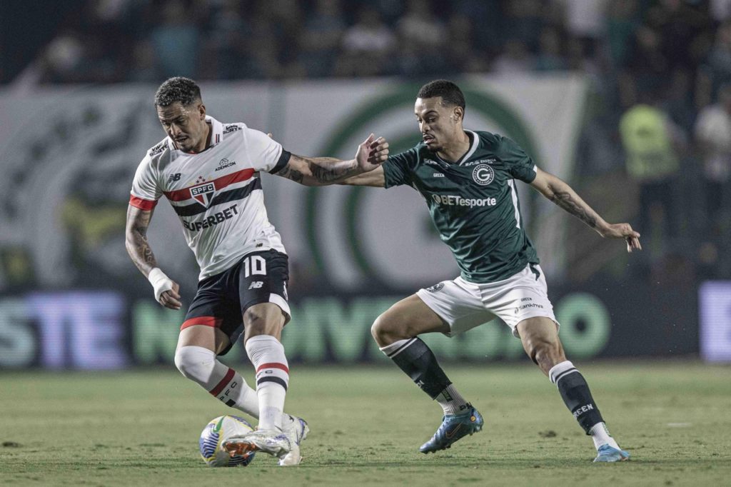 Luciano-São-Paulo-Jogo-2XR4XK8 Luciano, do São Paulo, disputando a bola com um adversário em um jogo de Copa do Brasil.