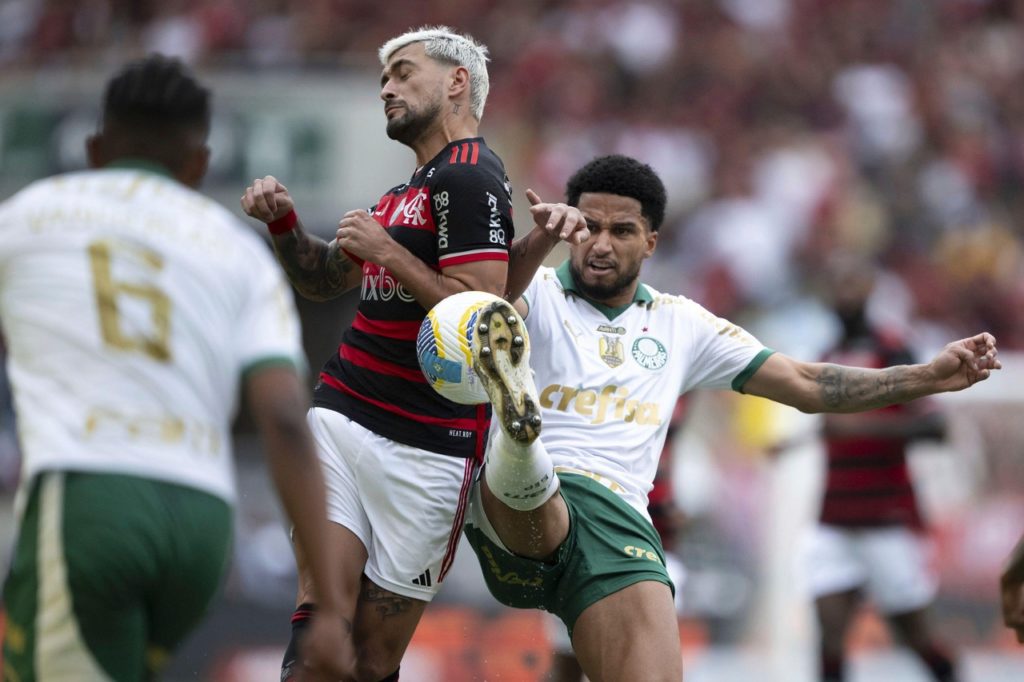 Arrascaeta-Flamengo-Jogo-2XRN6MG Arrascaeta, do Flamengo, disputando uma bola com adversários em um jogo do Brasileirão de 2024.