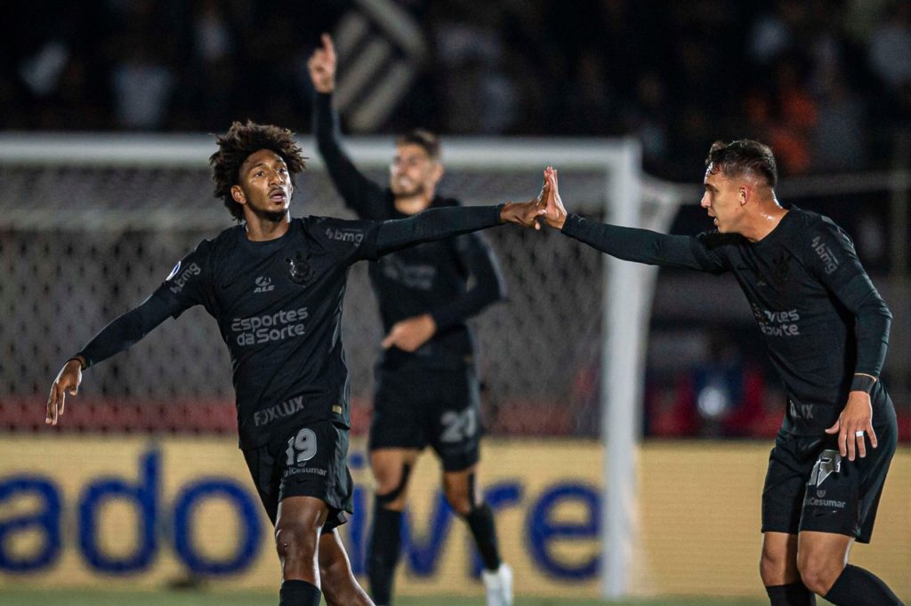 Corinthians vence o Bragantino e sai na frente na Sul-Americana