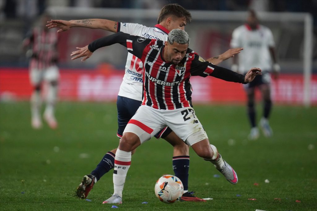 Wellington-Rato-São-Paulo-Jogo-2XTPG6H Wellington Rato, do São Paulo, disputa a bola com um adversário em um jogo de Libertadores.