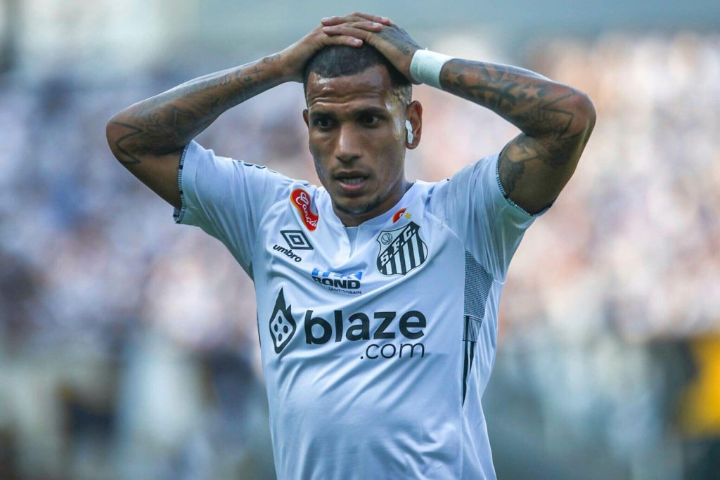 Otero-Santos-Jogo-2XW51W1 Otero, do Santos, lamentando em um jogo do Brasileirão da Série B.