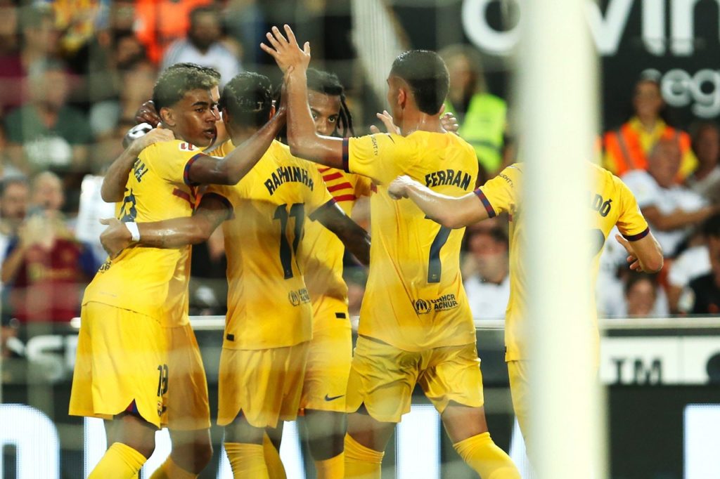 Jogadores-Barcelona-Jogo-2XW5726 Jogadores do Barcelona comemorando um dos gols do time na estreia no Campeonato Espanhol.