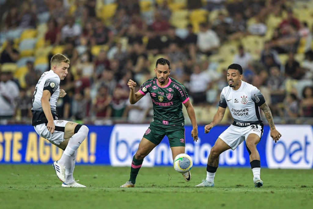 Lima-Fluminense-Jogo-2XW5X7R Lima, do Fluminense, disputando a bola com dois marcadores do Corinthians.