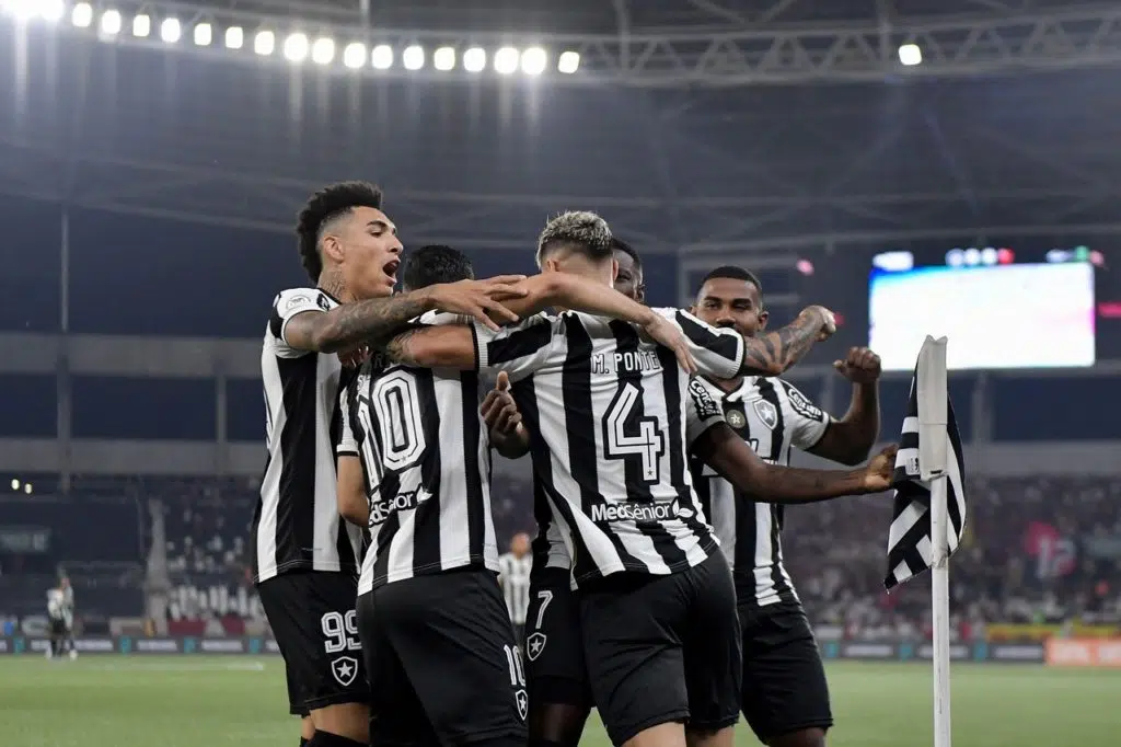 Jogadores-Botafogo-Jogo-2XW9GW9 Jogadores do Botafogo comemorando gol sobre o Flamengo no Campeonato Brasileiro.