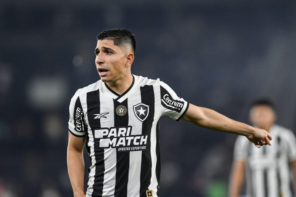 Savarino-Botafogo-Jogo-2XWA7B0 Savarino, do Botafogo, orientando o time em um jogo da temporada de 2024.