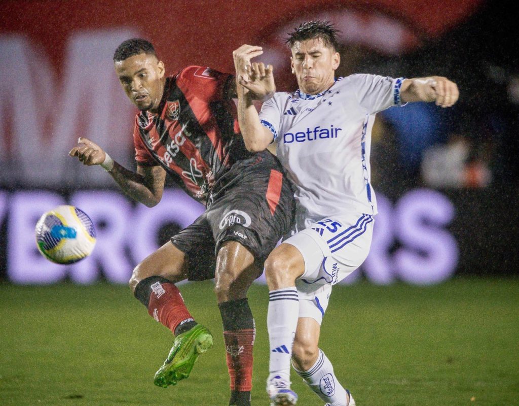 Alerrandro-Vitória-Jogo-2XWH1NY Alerrandro, do Vitória, disputando a jogada com um adversário pelo Brasileiro da temporada de 2024.