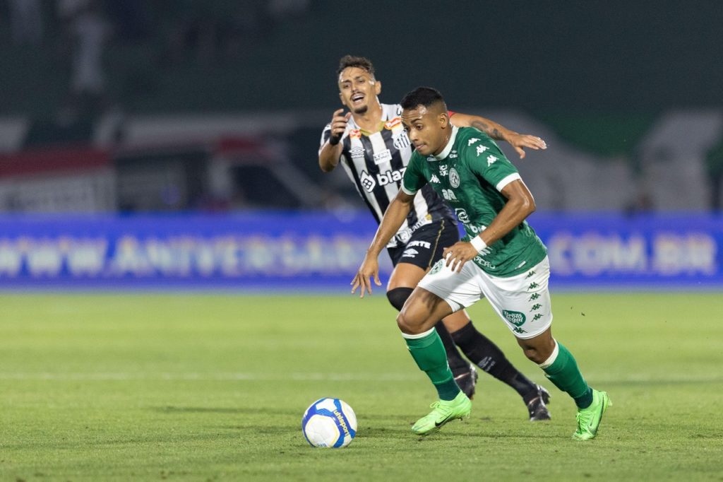 Diego-Pituca-Santos-Jogo-2XX2FB6 Diego Pituca, do Santos, tenta roubar a bola do adversário em um dos jogos da temporada de 2024.