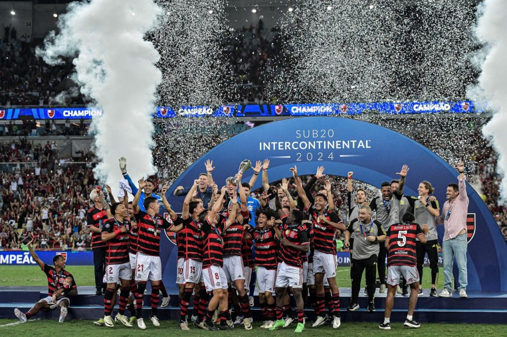 Jogadores-Flamengo-Jogo-2XXGTRN Jogadores do Flamengo Sub-20 levantando o troféu do Intercontinental de Clubes.