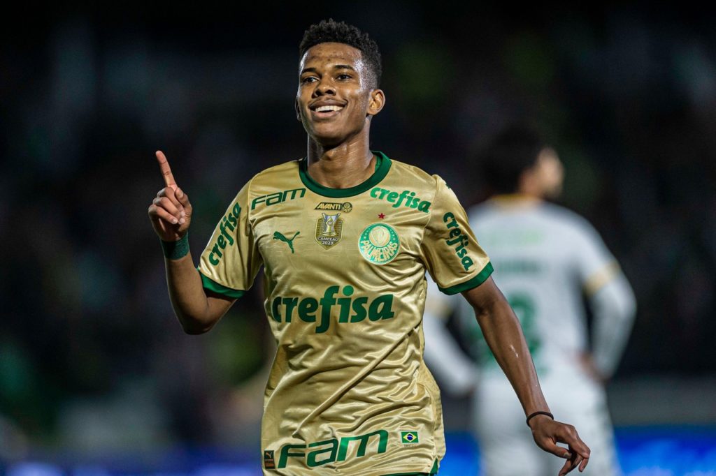 Estêvão-Palmeiras-Jogo-2XXH251 Estêvão, do Palmeiras, comemorando um dos gols do time em uma rodada do Brasileirão de 2024.