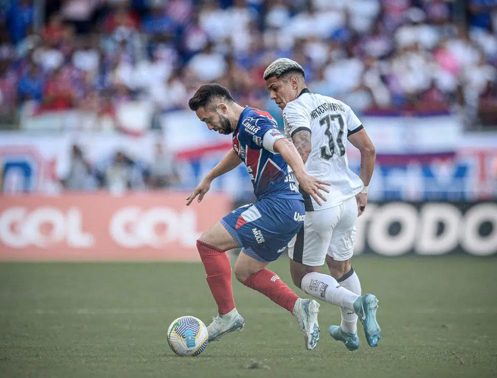 Everton-Ribeiro-Bahia-Jogo-2XXNBDN Everton Ribeiro, do Bahia, disputando a bola com um adversário em um jogo pelo Campeonato Brasileiro.