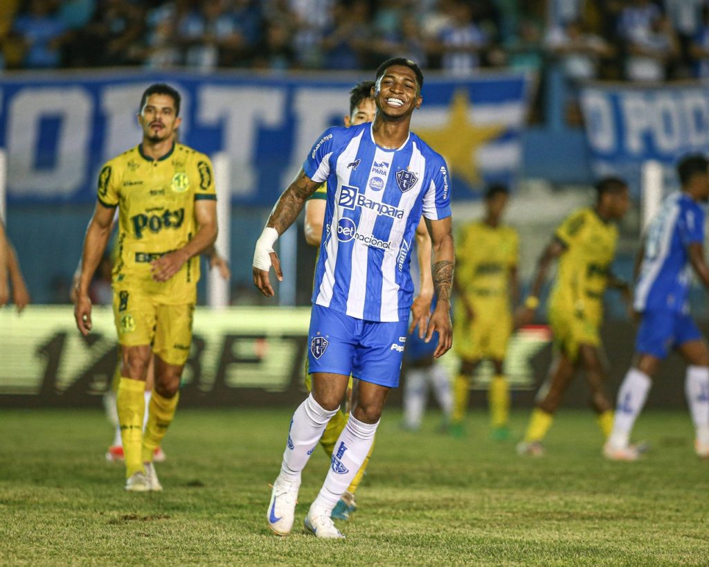 Yony-González-Paysandu-Jogo-2XXXKCG Yony González, do Paysandu, lutando pela bola contra um adversário em jogo da Série B do Brasileirão.