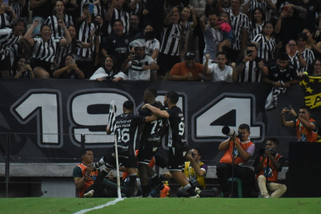 Jogadores-Ceará-Jogo-2XXYAF9 Jogadores do Ceará comemorando um gol marcado pelo time na Série B do Campeonato Brasileiro de 2024.