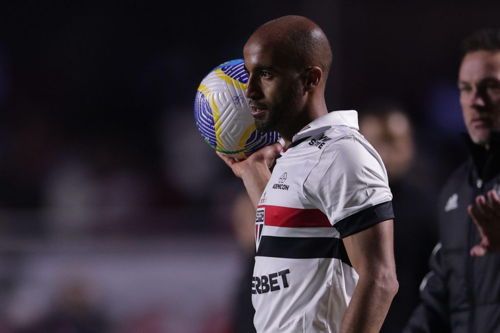 Lucas-Moura-São-Paulo-Jogo-2XYAW5D Lucas Moura, do São Paulo, observa o time antes de cobrar um lateral durante um jogo da temporada de 2024.