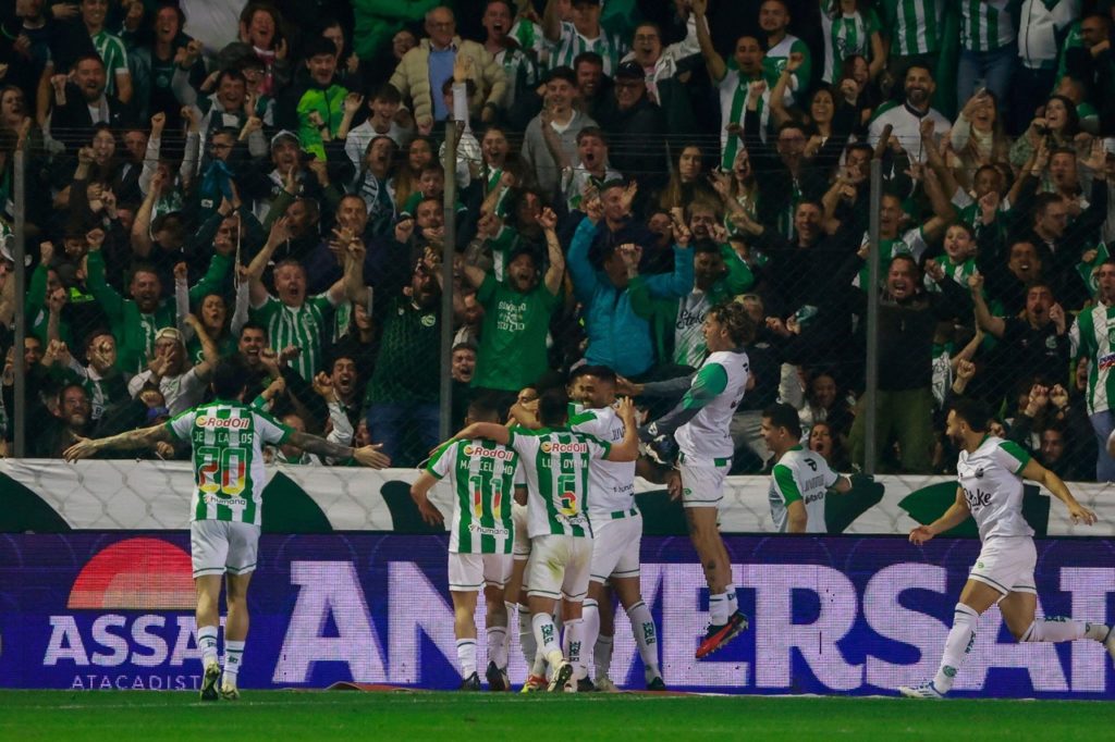 Ronie-Carrillo-Juventude-Jogo-2XYHH8P Ronie Carrillo, do Juventude, comemorando um gol com os companheiros em uma partida da Copa do Brasil.
