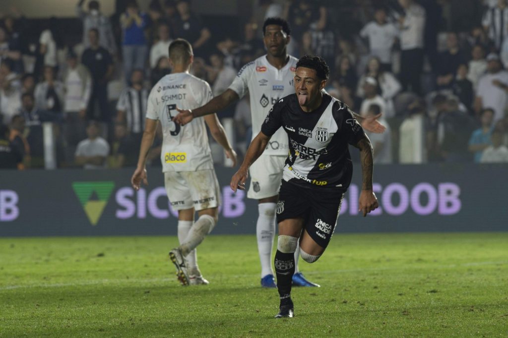 Dodô-Ponte-Preta-Jogo-2XYTA77 Dodô, da Ponte Preta, comemorando um dos gols do time na temporada de 2024.