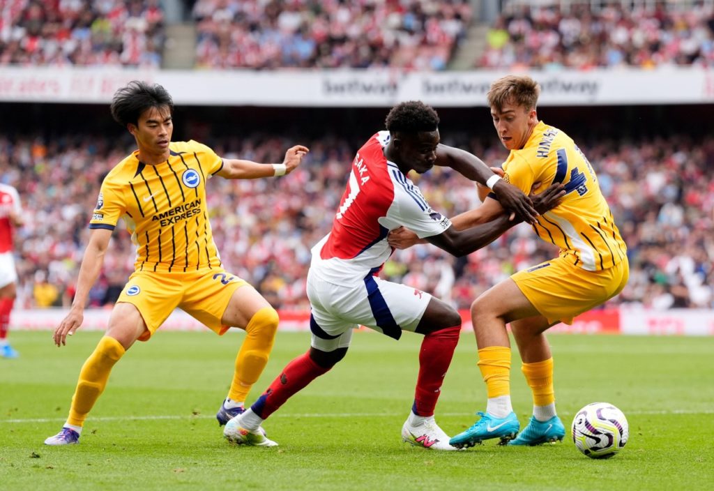 Saka-Arsenal-Jogo-2XYX8HD Saka, do Arsenal, tentando sair da marcação de dois adversários em um jogo da Premier League de 2024/25.