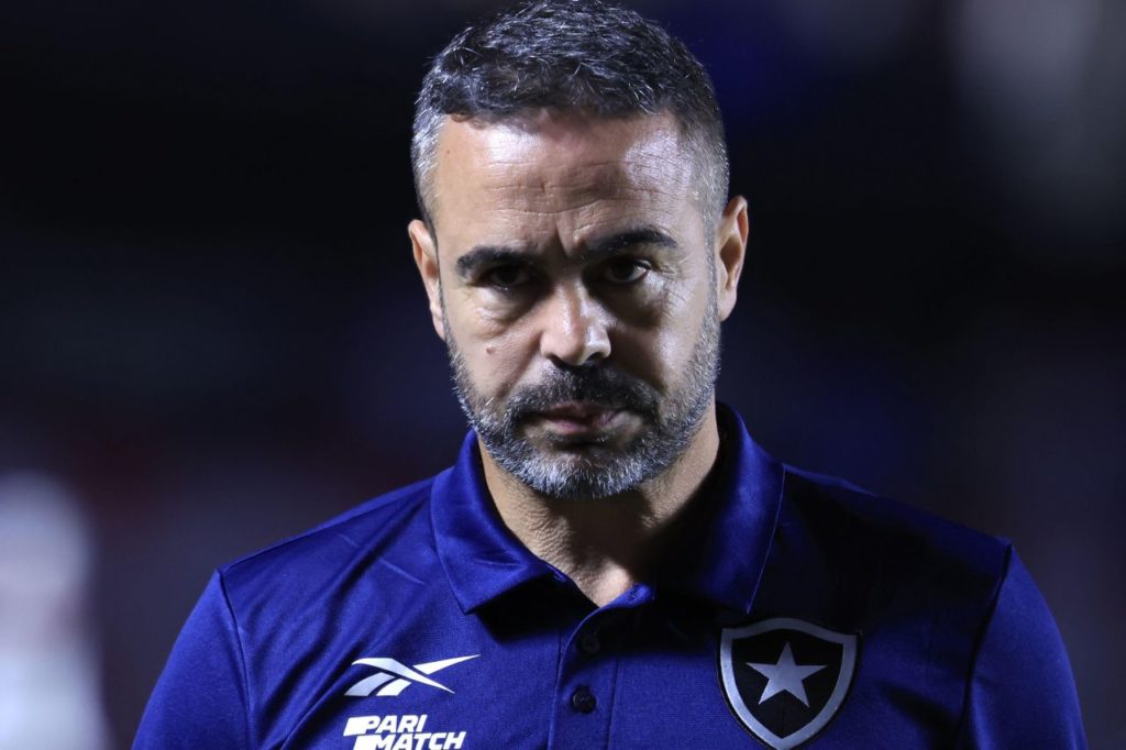 Artur-Jorge-treinador-Botafogo-alamy2XKXP42 Técnico Artur Jorge no comando do Botafogo no Brasileirão