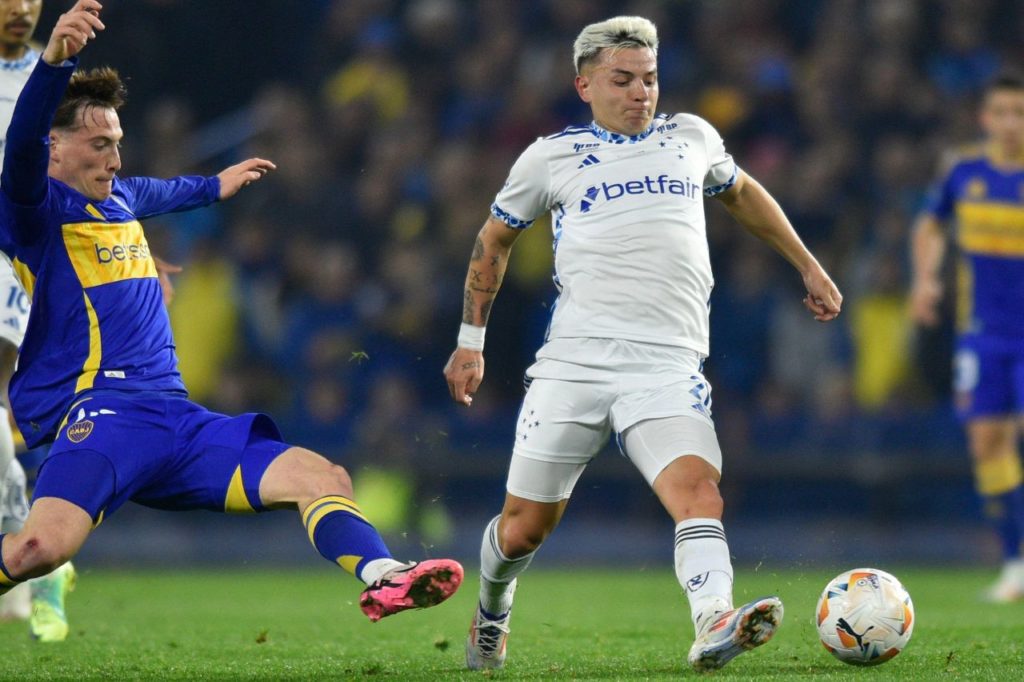Barreal-Cruzeiro-jogo-alamy2XTR8WP Barreal em ação pelo Cruzeiro no jogo de ida contra o Boca Juniors na Bombonera