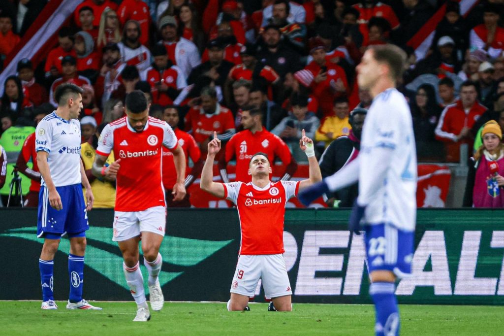 Borré-Internacional-gol-alamy2XXPBF7 Rafael Borré comemora o gol da vitória do Internacional sobre o Cruzeiro pelo Brasileiro