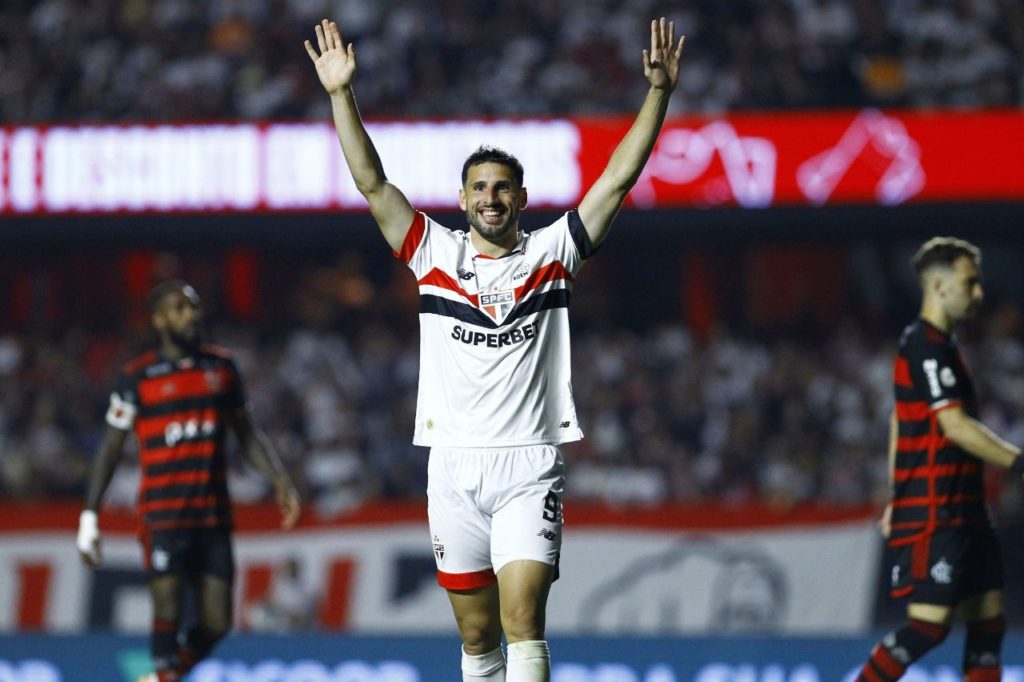 Calleri-Sao-Paulo-gol-alamy2XP64JX Calleri comemora o gol do São Paulo na vitória sobre o Flamengo no Brasileirão