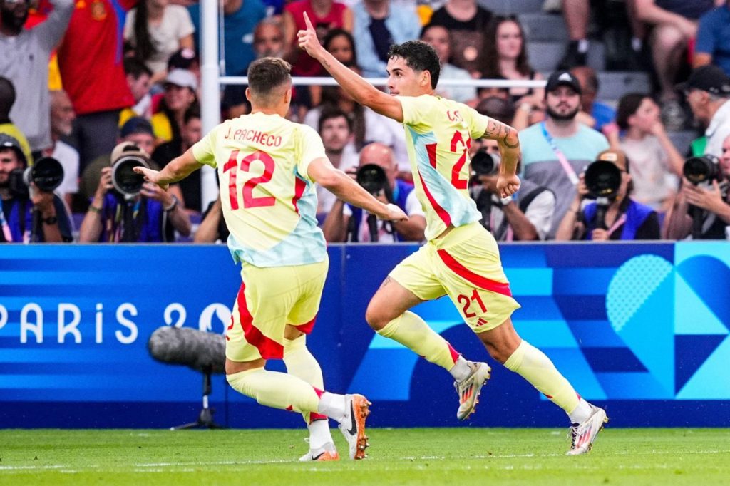 Camello-Espanha-gol-alamy2XRC7NP Sergio Camello marca na prorrogação para garantir o ouro da Espanha na vitória sobre a França na final olímpica