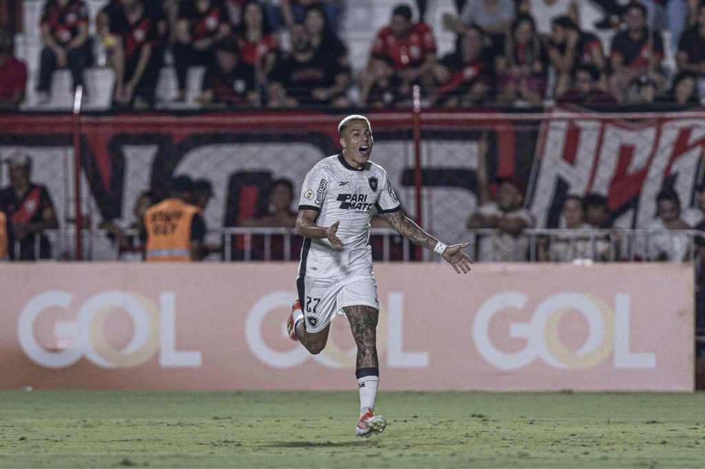 Botafogo bate o Atlético-GO e retoma a liderança do Brasileirão