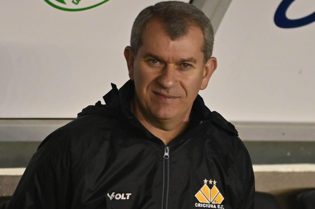 Claudio-Tencati-técnico-alamy2XMF0B7 Técnico Cláudio Tencati no comando do Criciúma pelo Brasileirão