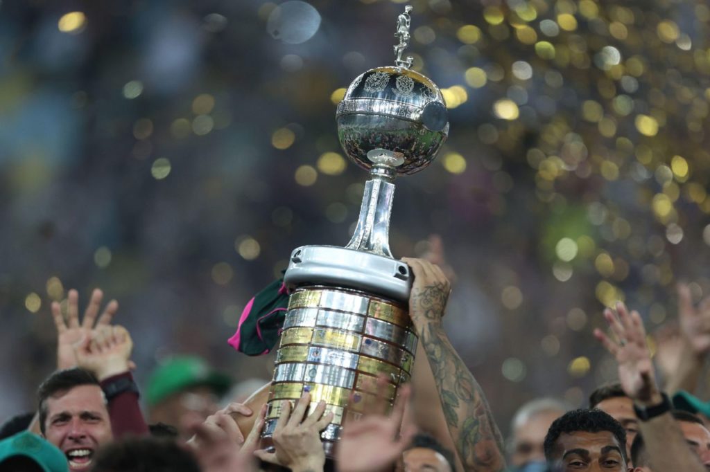 Copa-Libertadores-taça-alamy2T5EA5R Taça Libertadores sendo levantada pelo time campeão